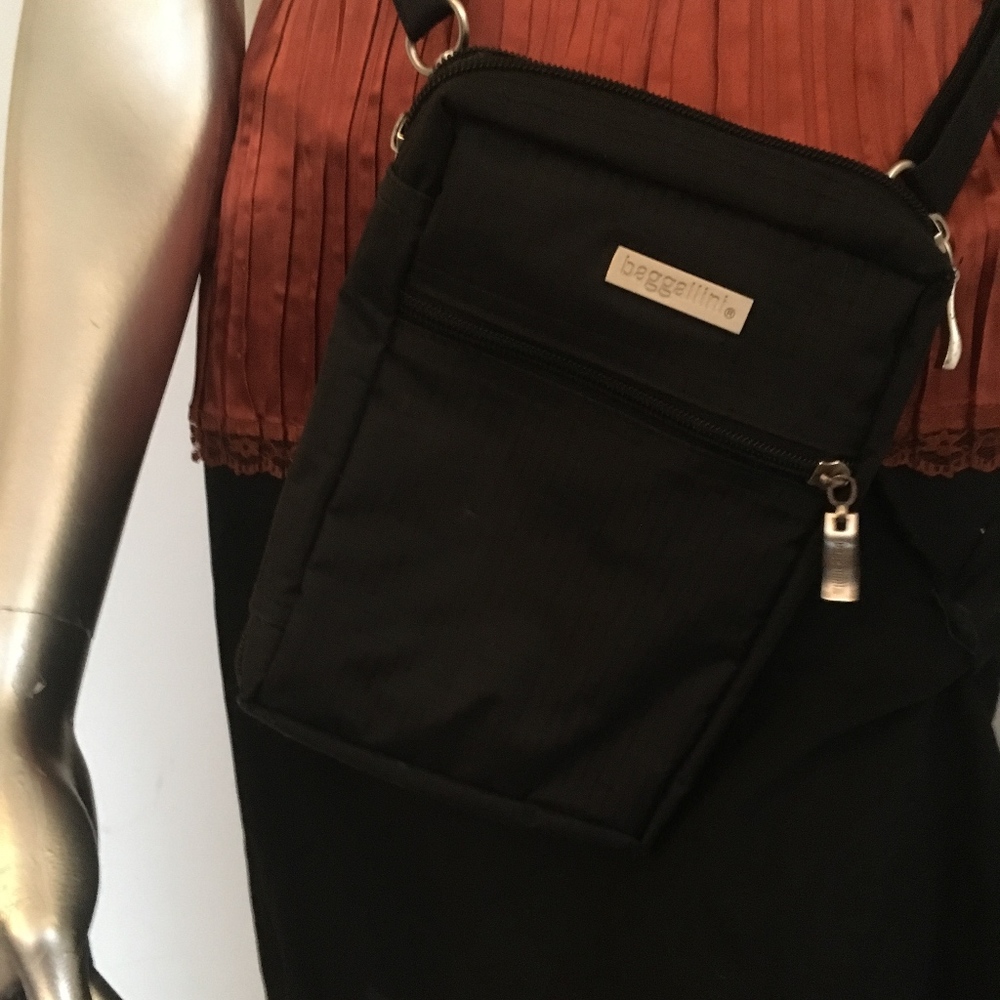 Black cross body Baggallini purse